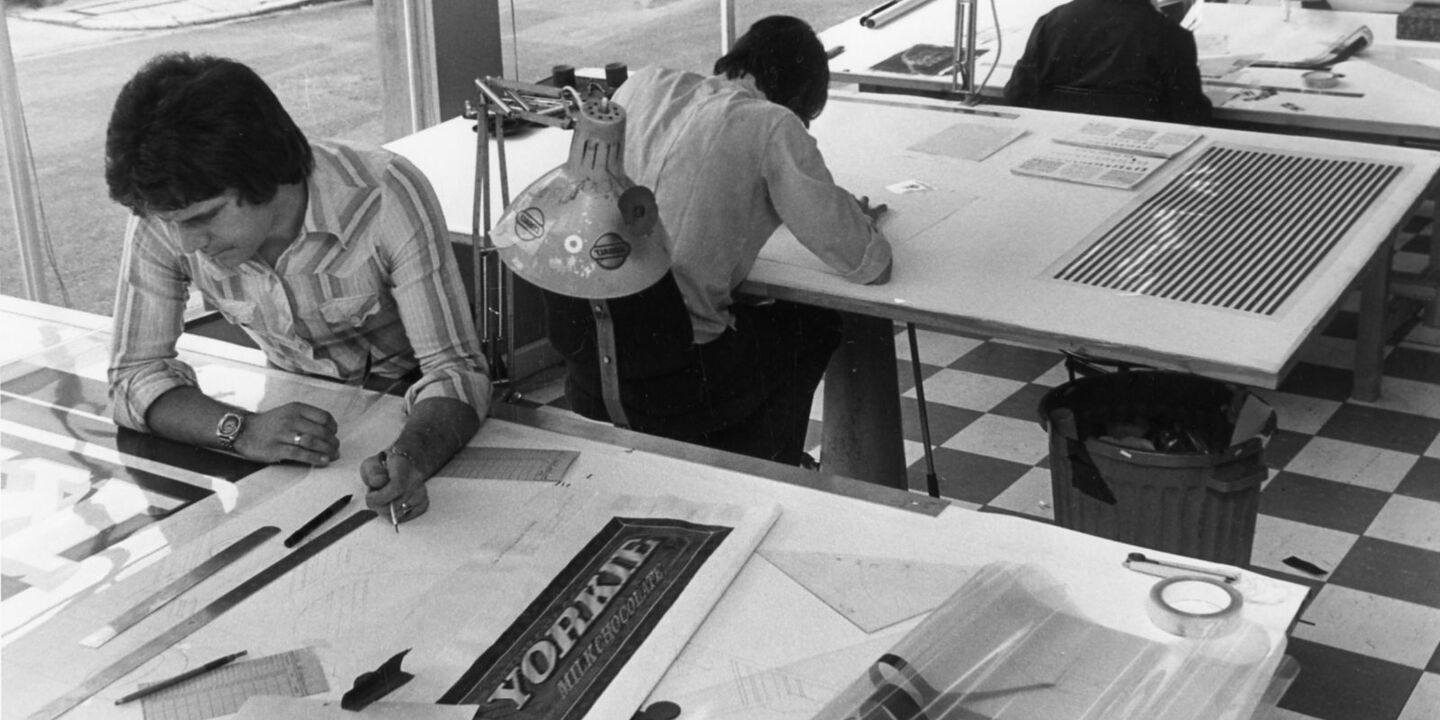Old school picture of Manufacturing signs manually