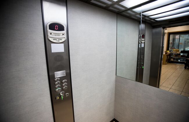 Elevator lift visual refresh using DI-NOC
